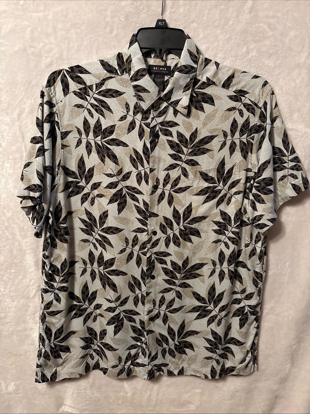 Axcess Men's Short-Sleeve Button-Down Shirt in White with Black Leaf Print
